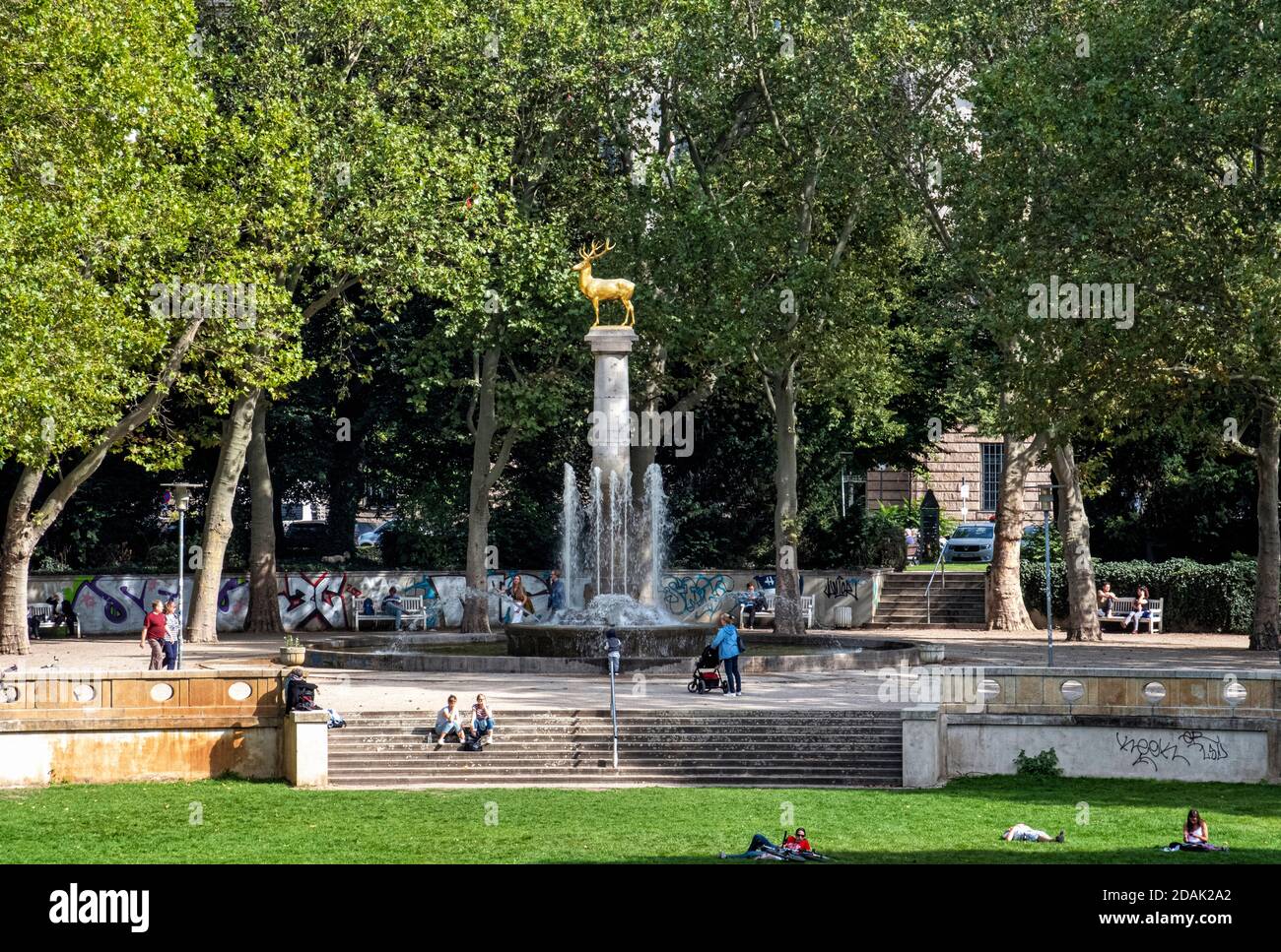 Personnes se détendant sur l'herbe près de Golden Stag, 8.8 mètres colonne héraldique animal de Schöneberg, sculpteur August Gaul, Rudolph-Wilde parc Berlin-Schöneberg, Banque D'Images