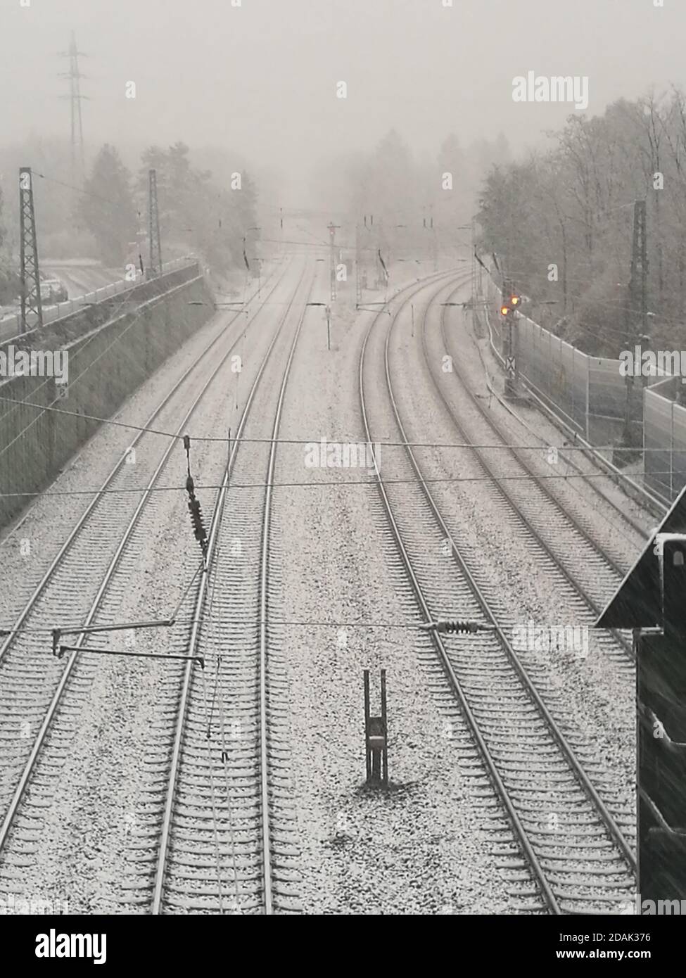 Systèmes de chenilles par le dessus en hiver dans la neige Banque D'Images