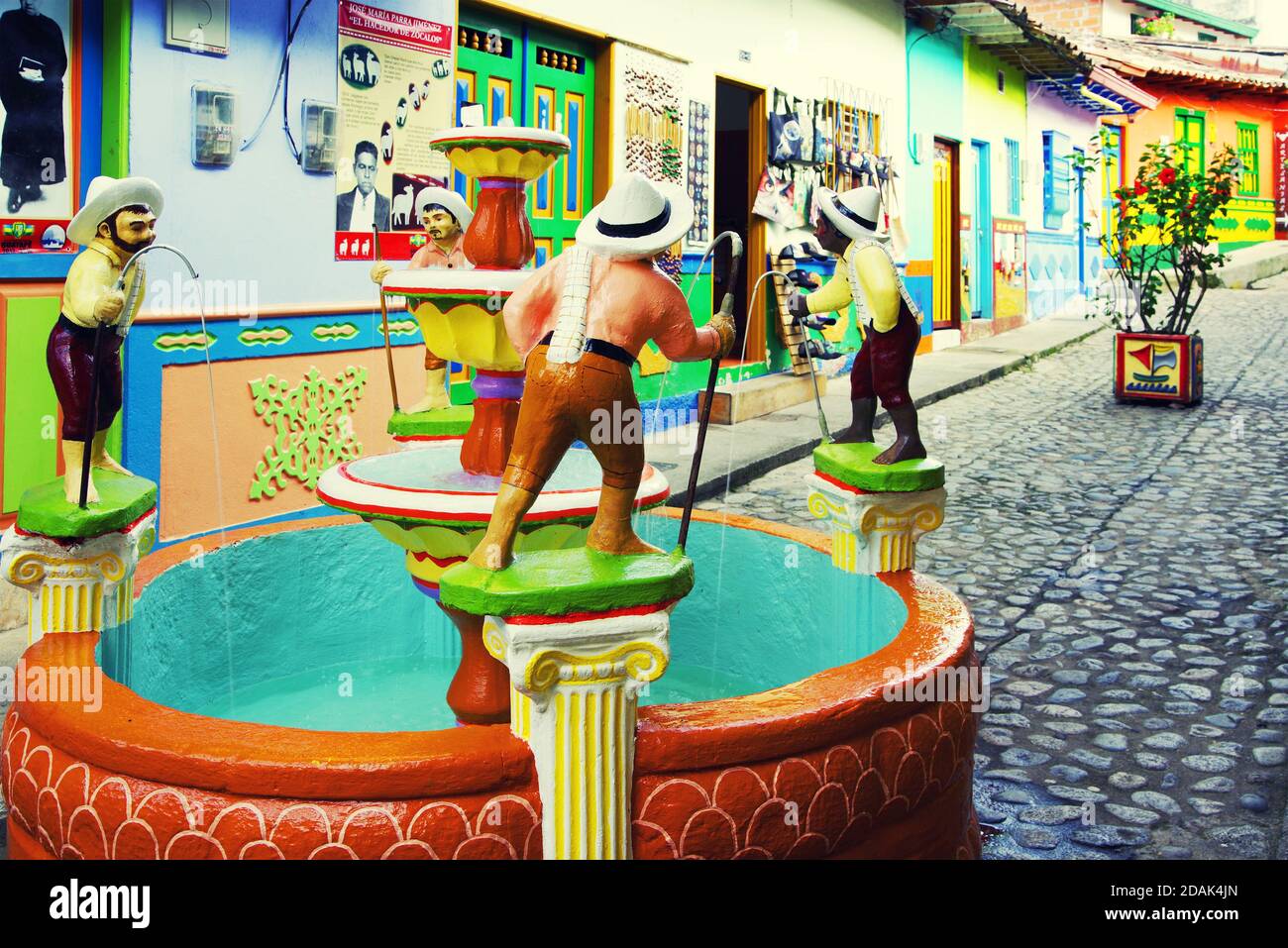 Rues colorées du village de Guatape en Colombie, Amérique du Sud Banque D'Images