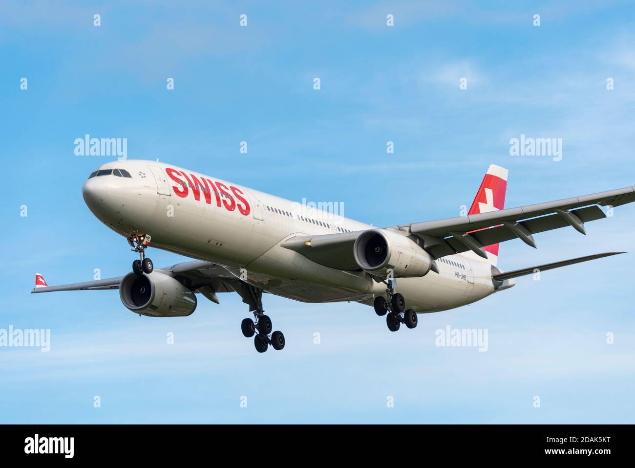 Swiss International Air Lines A330 avion de ligne en approche à l'atterrissage à l'aéroport de Londres Heathrow, Royaume-Uni, lors du deuxième confinement national de la COVID 19 Banque D'Images