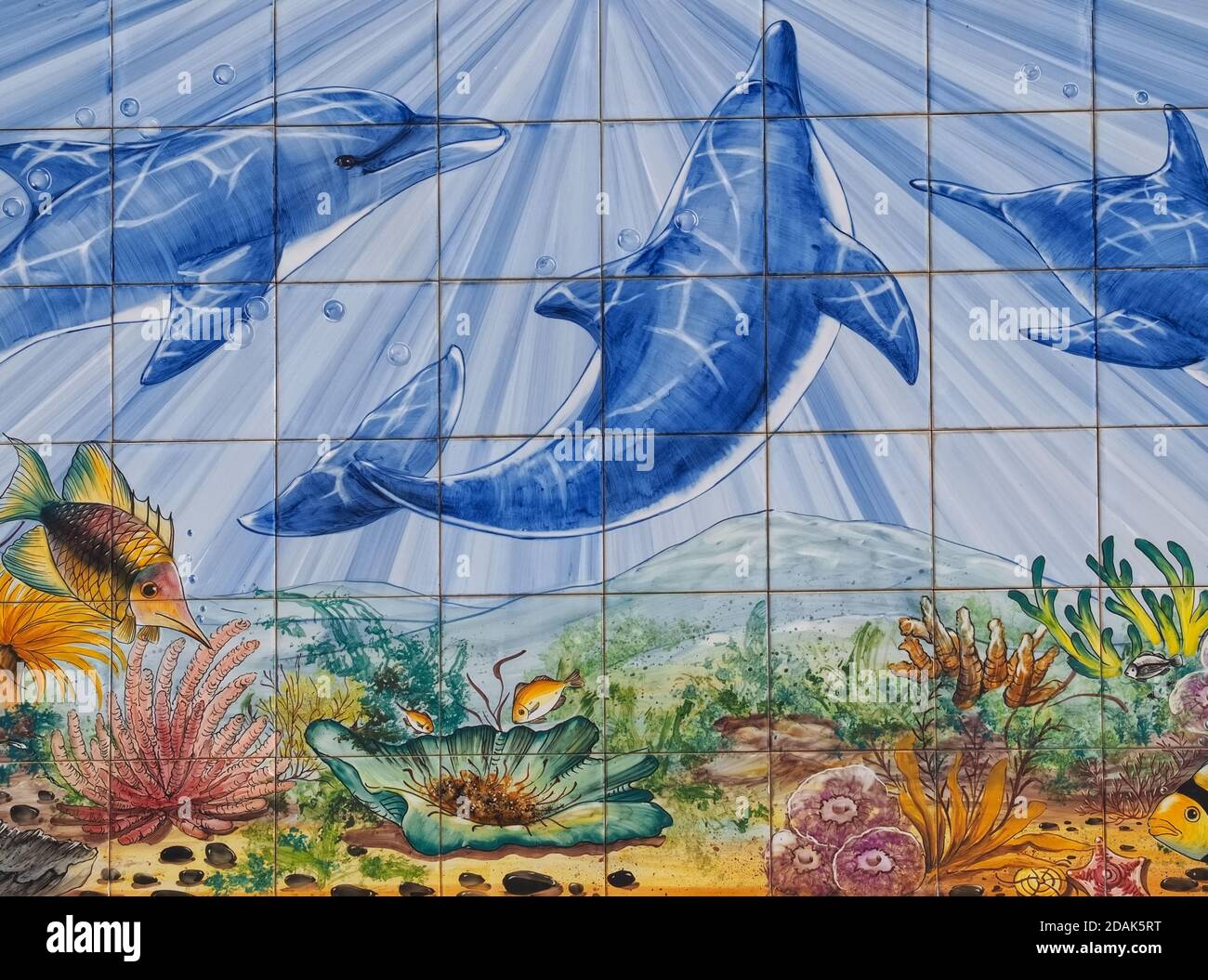 La beauté du Portugal - de belles tuiles avec des dauphins dedans Lagos - célèbres azulejos Banque D'Images