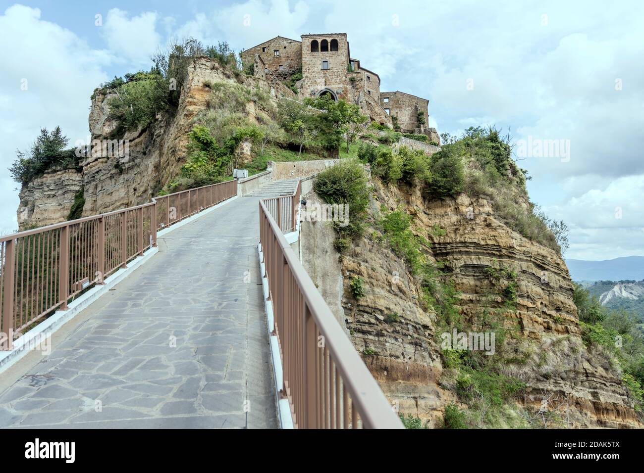 Paysage urbain au sommet d'un village historique perché et d'un pont piétonnier, photographié en pleine lumière à Civita di Bagnoregio, Viterbo, Latium, Italie Banque D'Images