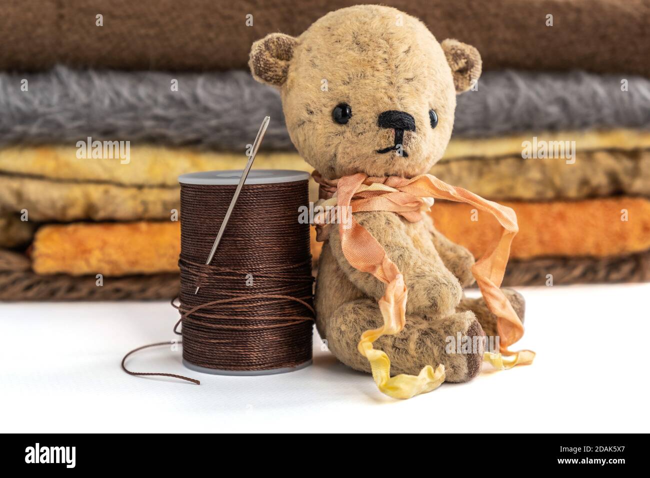 Petit ours en peluche vintage fait main. Passe-temps, matériaux pour le travail des aiguilles. Cadeaux et surprises faits main pour toutes les occasions. Mise au point sélective. Copier l'espace. Banque D'Images
