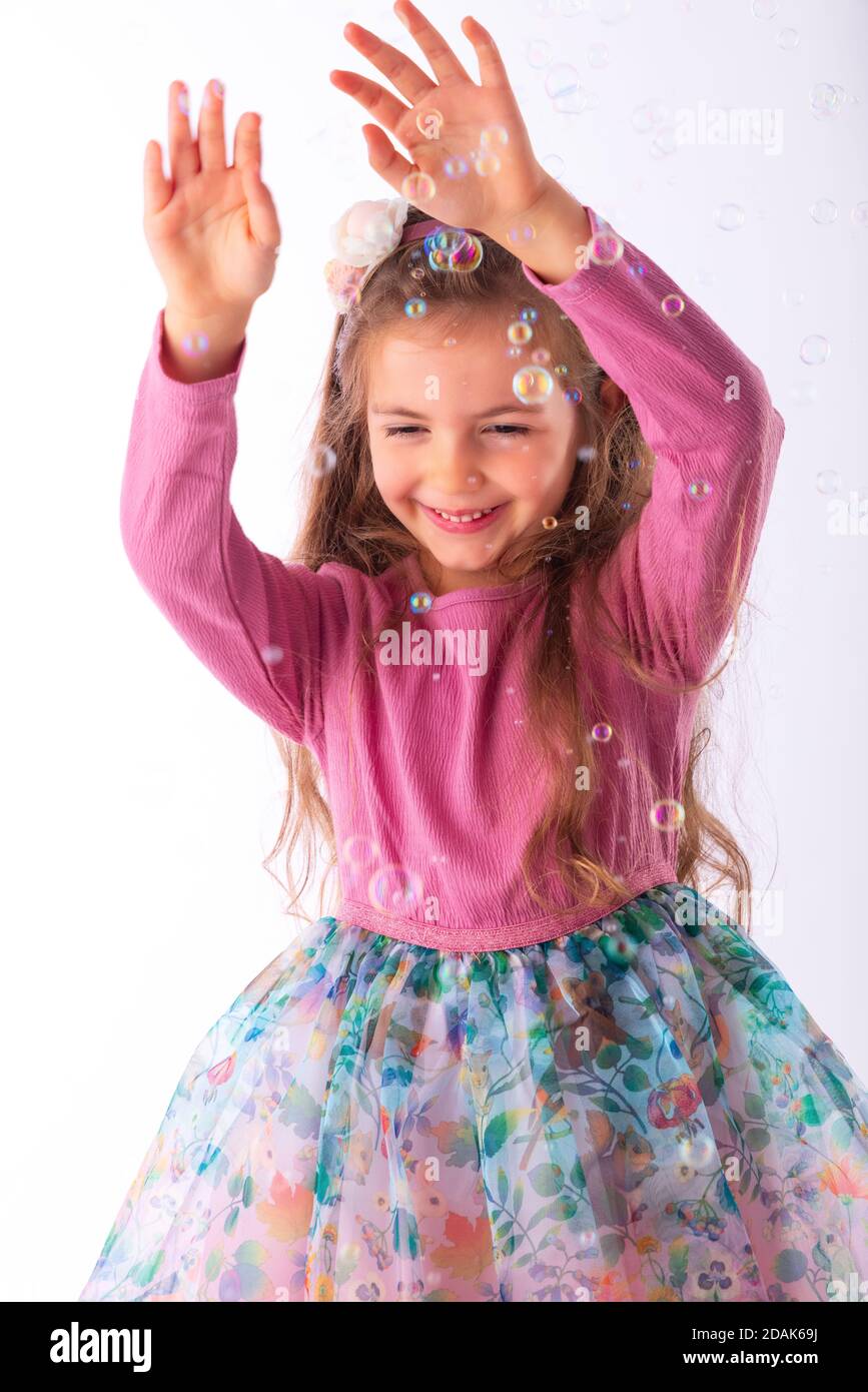 Fille en fête robe jouant avec des bulles de savon, esprit de noël Photo  Stock - Alamy