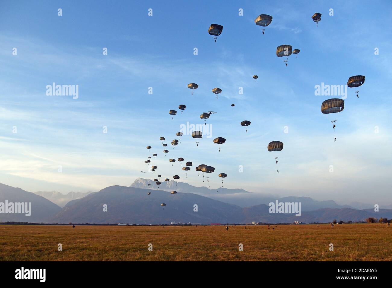 Pordenone, Italie. 12 novembre 2020. Les parachutistes de l'armée américaine avec la 173e Brigade aéroportée, et les parachutistes avec le 4e Régiment Alpini de l'armée italienne, effectuent des opérations aéroportées à l'aube le 12 novembre 2020 à Pordenone, en Italie. Crédit : Davide Dalla Massara/États-Unis Photos de l'armée/Alamy Live News Banque D'Images