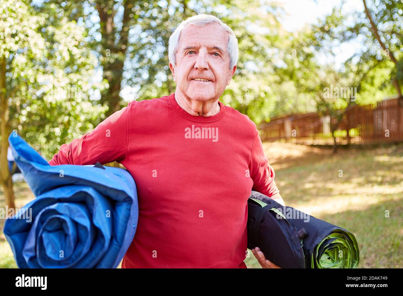 Vital senior avec équipement de camping dans la nature en été à l'extérieur vacances Banque D'Images