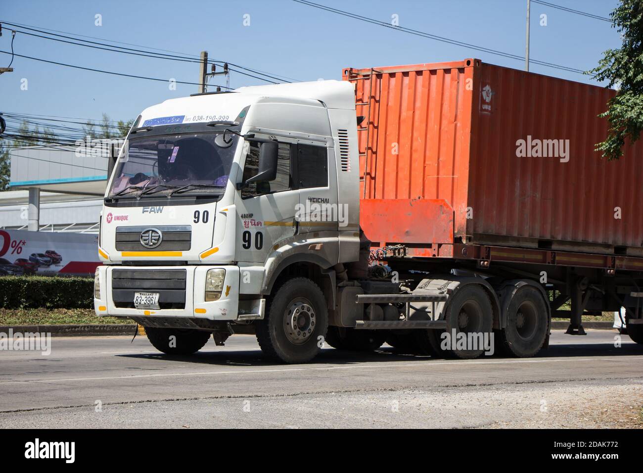 Chiangmai, Thaïlande - octobre 26 2020 : camion-remorque à conteneurs d'Uniquw transport. Photo sur la route n°1001 à environ 8 km du centre-ville, thailan Banque D'Images