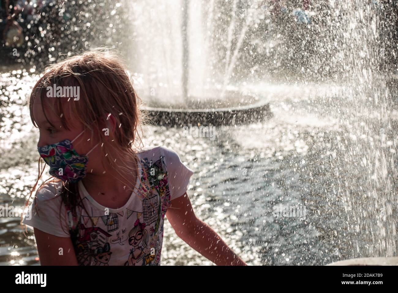 Un enfant jouant sous une fontaine d'eau. Les New-Yorkais célèbrent la victoire électorale de Joe Biden et Kamala Harris. Des acclamations ont éclaté à New York alors que des gens de tous les milieux ont acclamé, dansé, brisé du champagne et des cornes hontées dans la ville jusqu'à la nuit. New York, États-Unis. Banque D'Images