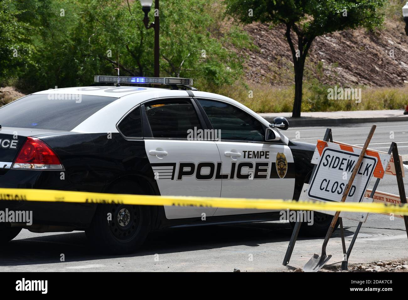 Voiture de police noire et blanche garée sur le trottoir Banque D'Images