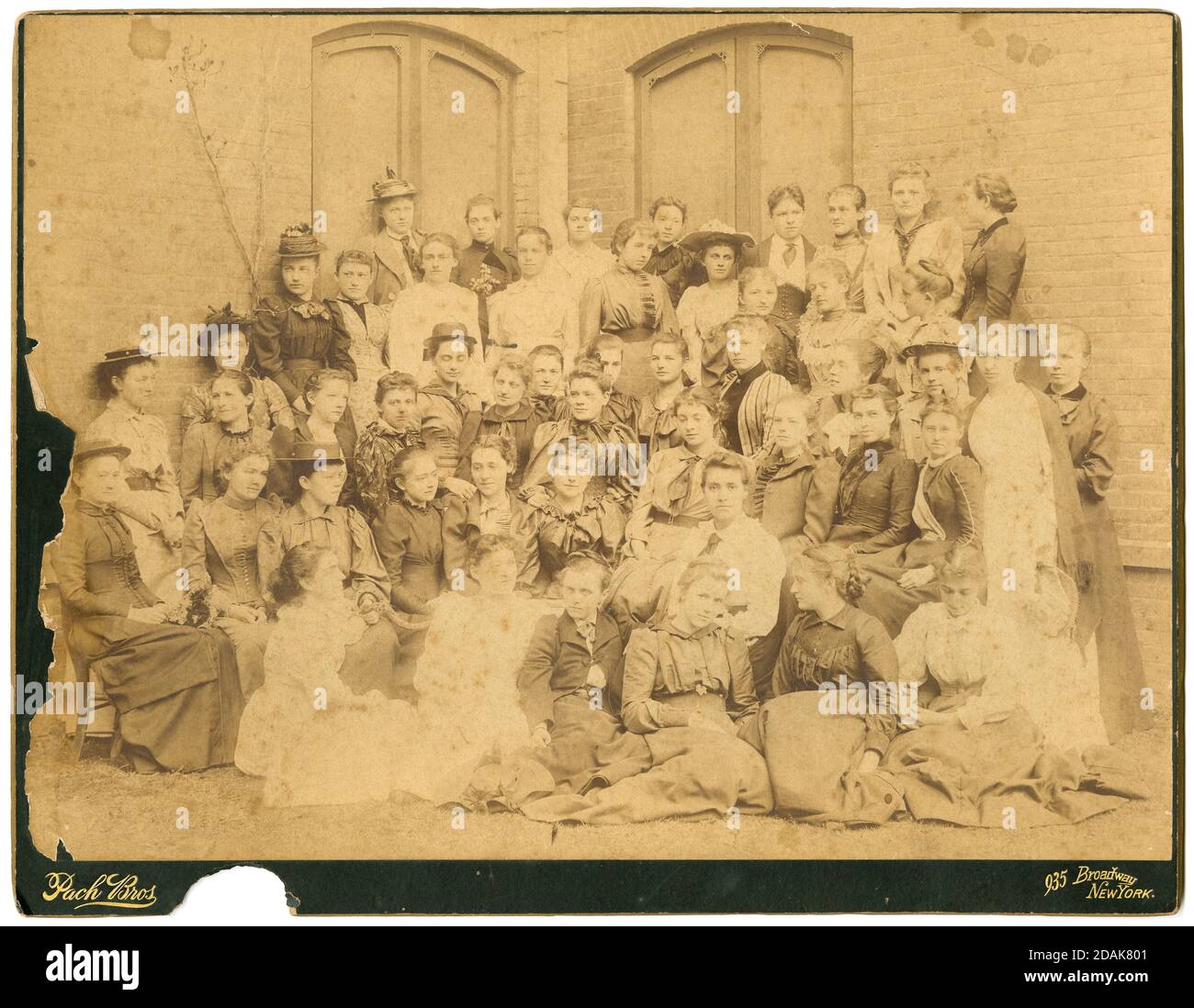 Photographie antique c1890, un grand groupe de jeunes femmes, peut-être des étudiants, par Pach Brothers. Le studio de photographie Pach Brothers est l'une des plus anciennes firmes de photographie de New York, ayant commencé ses activités en 1867. SOURCE : PHOTO ORIGINALE Banque D'Images