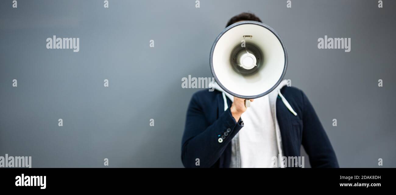 Homme main tenant le mégaphone. Attention, crier fort Banque D'Images