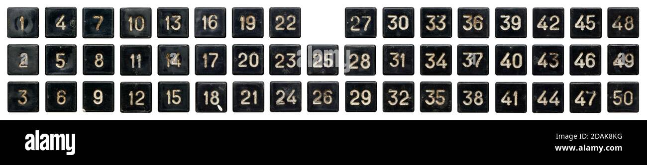 Très ancien pavé numérique, jeu de boutons en plastique noir, numérotés de 1 à 50, isolés sur fond blanc Banque D'Images
