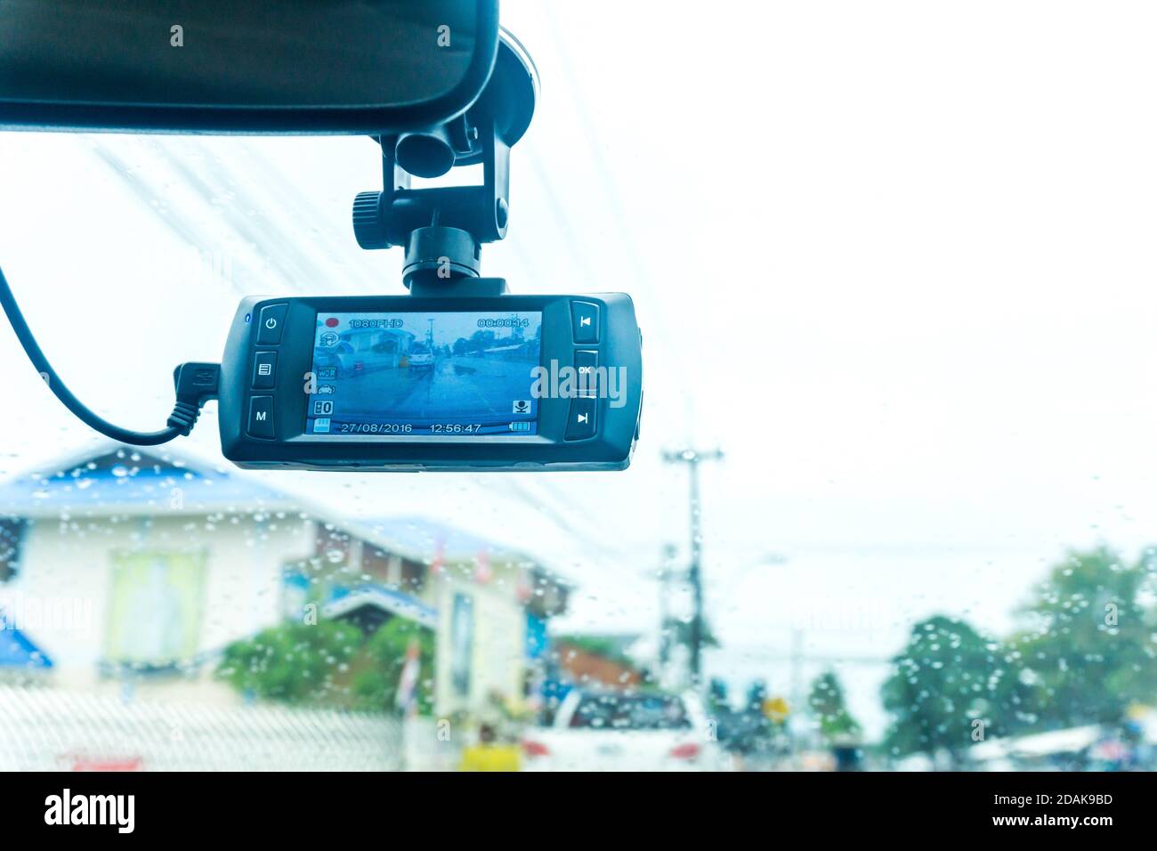 Voiture avec caméra de sécurité sur la route. Banque D'Images