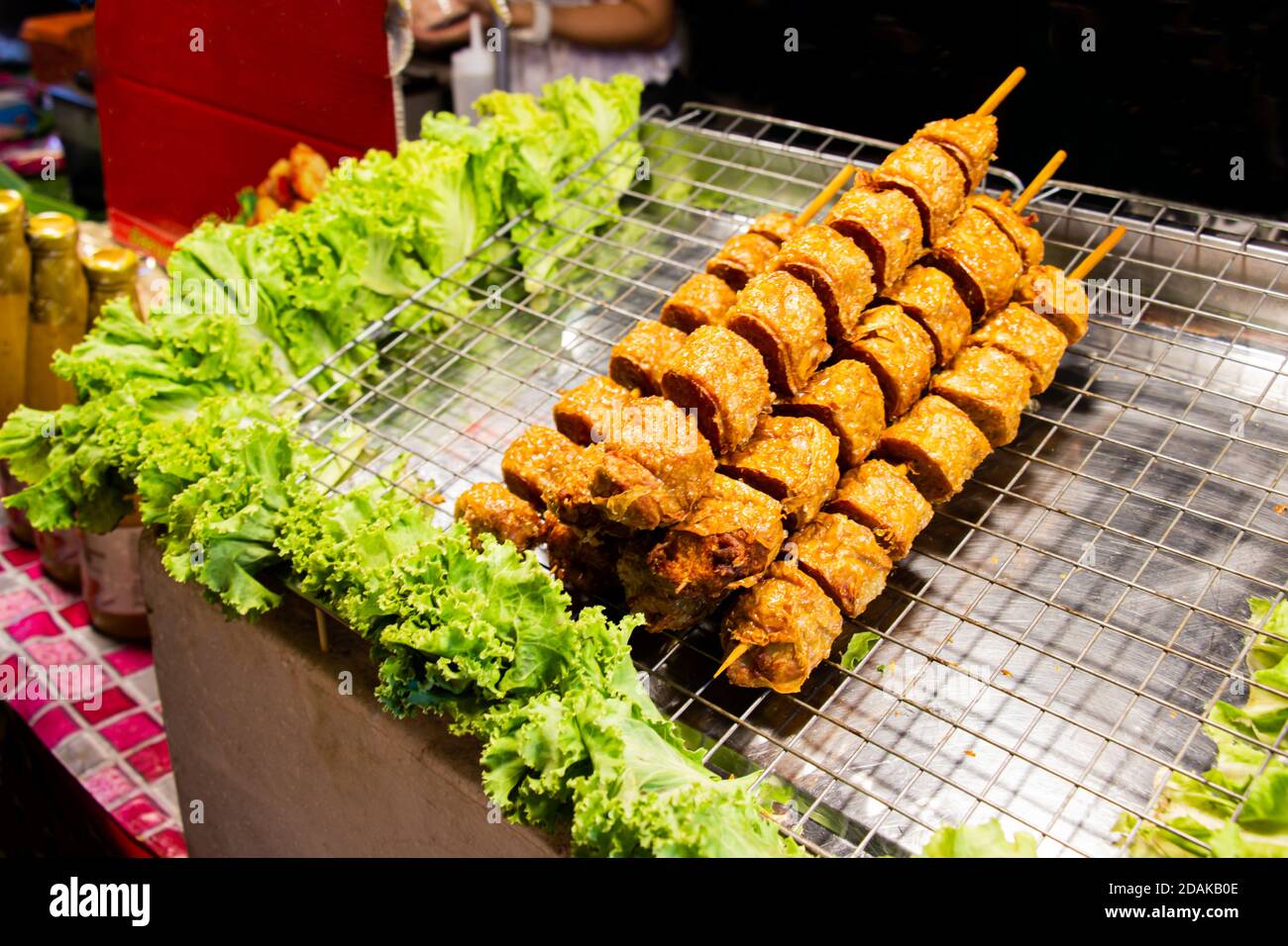 Brochettes de poulet frites Jock pointues décorées de légumes mis sur plateau cuisine thaï de rue facile et pratique. Sélectionnez mise au point. Banque D'Images