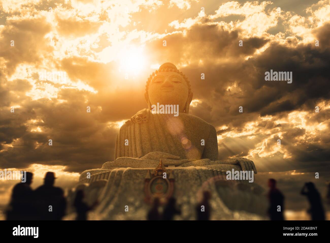 Paysage pittoresque de coucher de soleil dans la grande montagne de bouddha.Statue de Bouddha Phuket blanc Banque D'Images