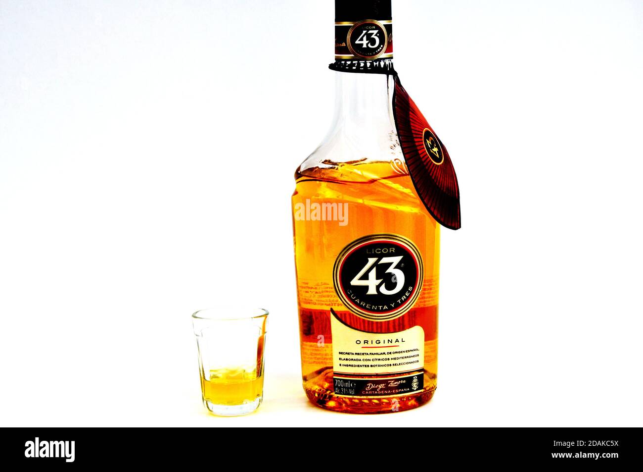 Bouteille de liqueur, liqueur espagnole à teneur en alcool, en bouteille de verre, avec sceau de garantie et petit verre de verre à liqueur, fond blanc, copie Banque D'Images