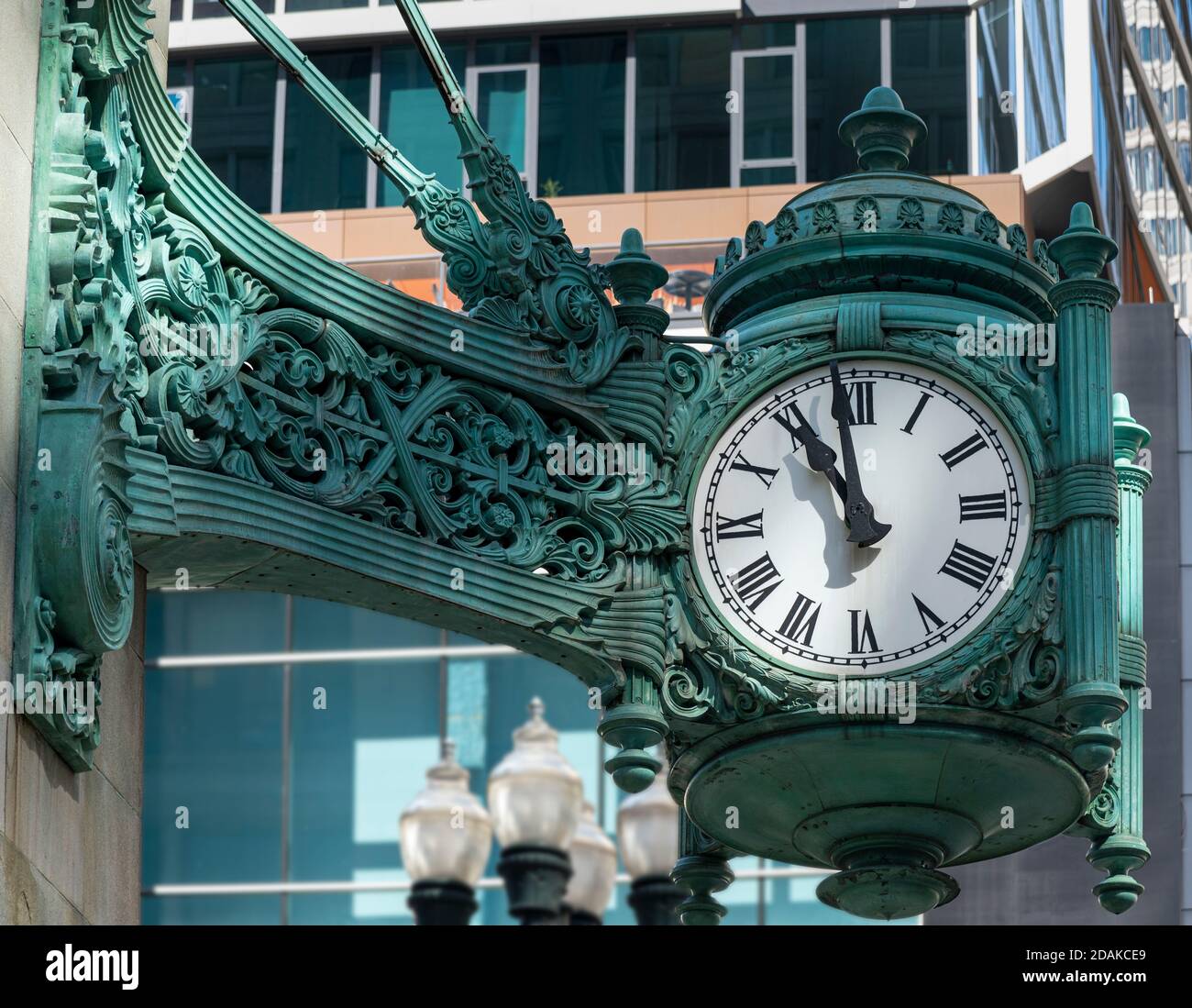 Horloge en cuivre de Marshall Field à l'angle de l'État Street et Washington Street à Chicago Banque D'Images