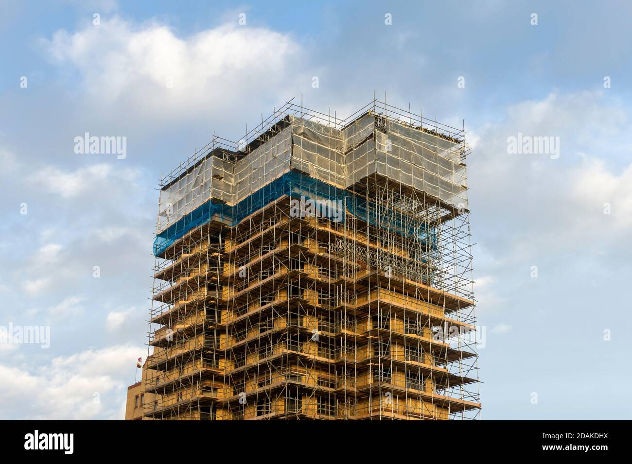 échafaudage sur un bloc d'appartements en cours de rénovation travail Banque D'Images