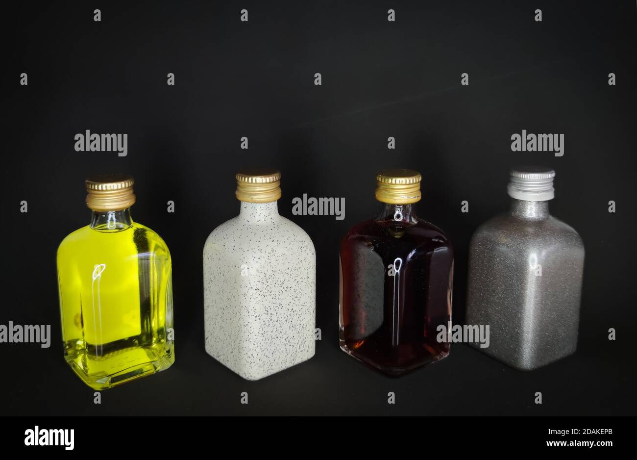 Petites bouteilles de liqueur et d'alcool aux saveurs différentes Banque D'Images