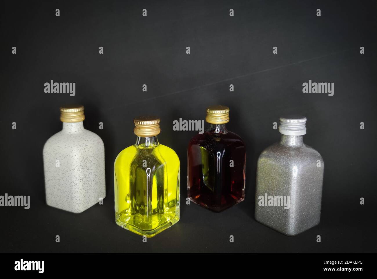 Liqueurs et alcool en petites bouteilles Banque D'Images