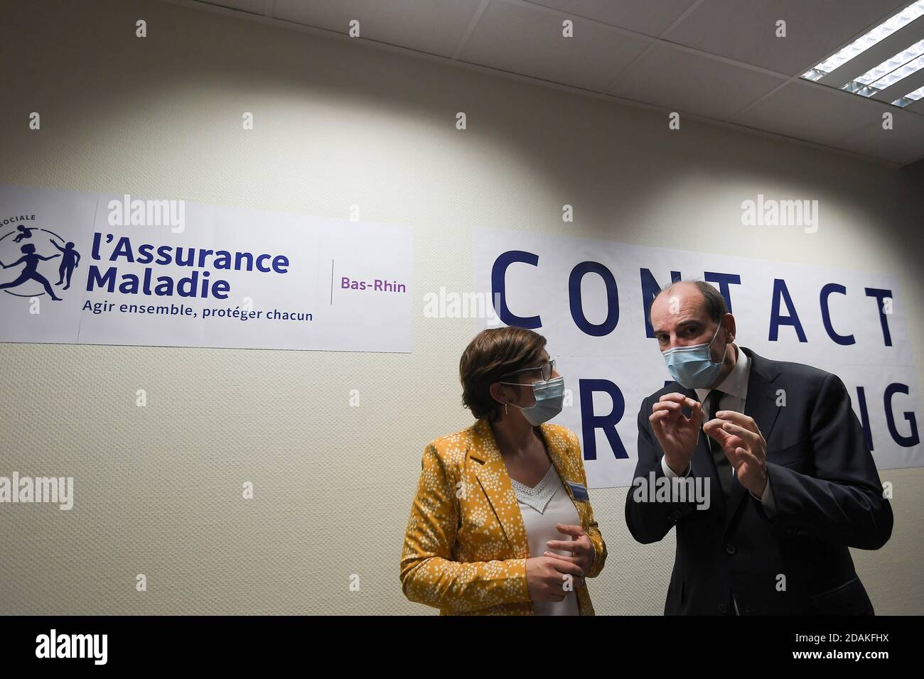 Le Premier ministre français Jean Castex s'entretient avec Aurie Alouane,  responsable des services de la Caisse primaire d'assurance Maladie (Caisse  primaire d'assurance maladie CPAM) de la région du Bas-Rhin, lors d'une  visite