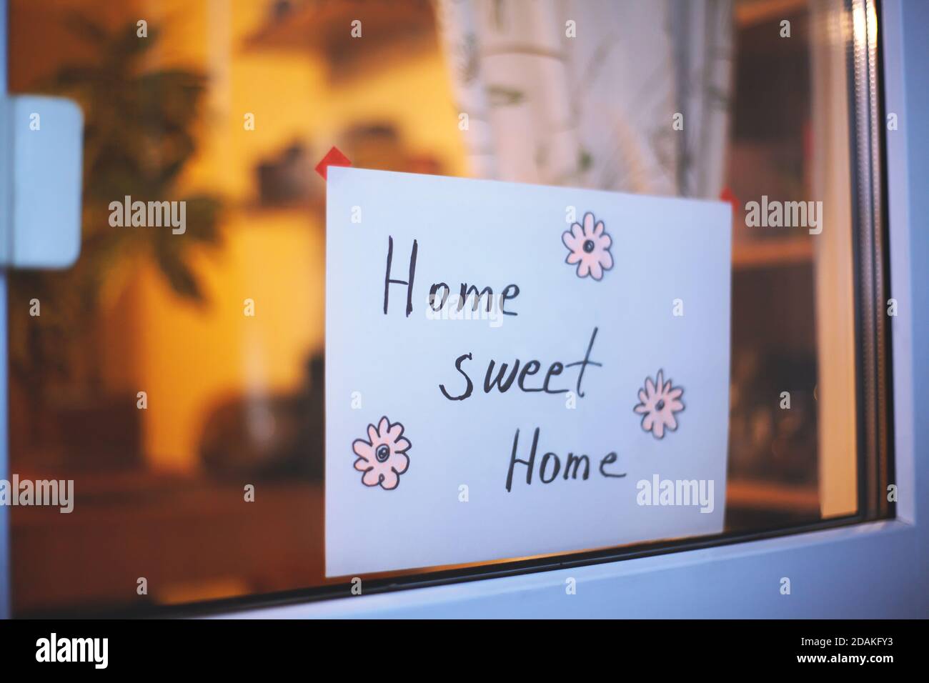 Childs Drawing phrase Home, Sweet home sur carte blanche. Planche à la main avec joli texte confortable. Motif maison en lettrage vintage. Restez à la maison, soyez en bonne santé Banque D'Images