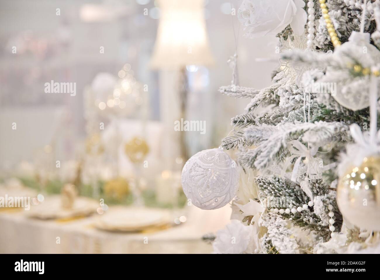 Carte de Noël ou du nouvel an. Décor du nouvel an dans des tons blancs. Décorations de Noël sur le sapin. Banque D'Images