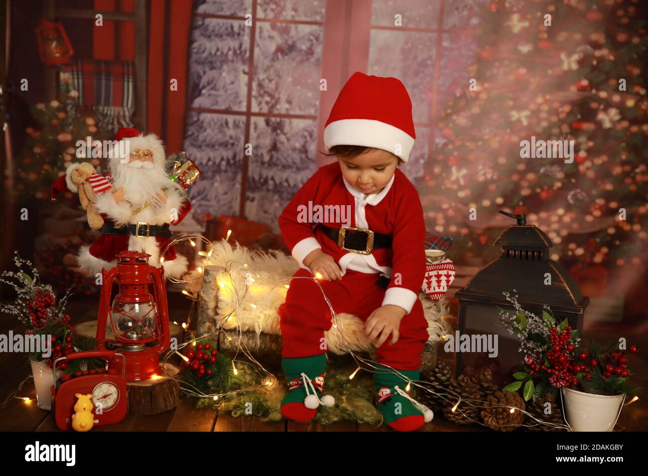 Enfant en costume du Père Noël, Noël, bonne année 2021 Banque D'Images