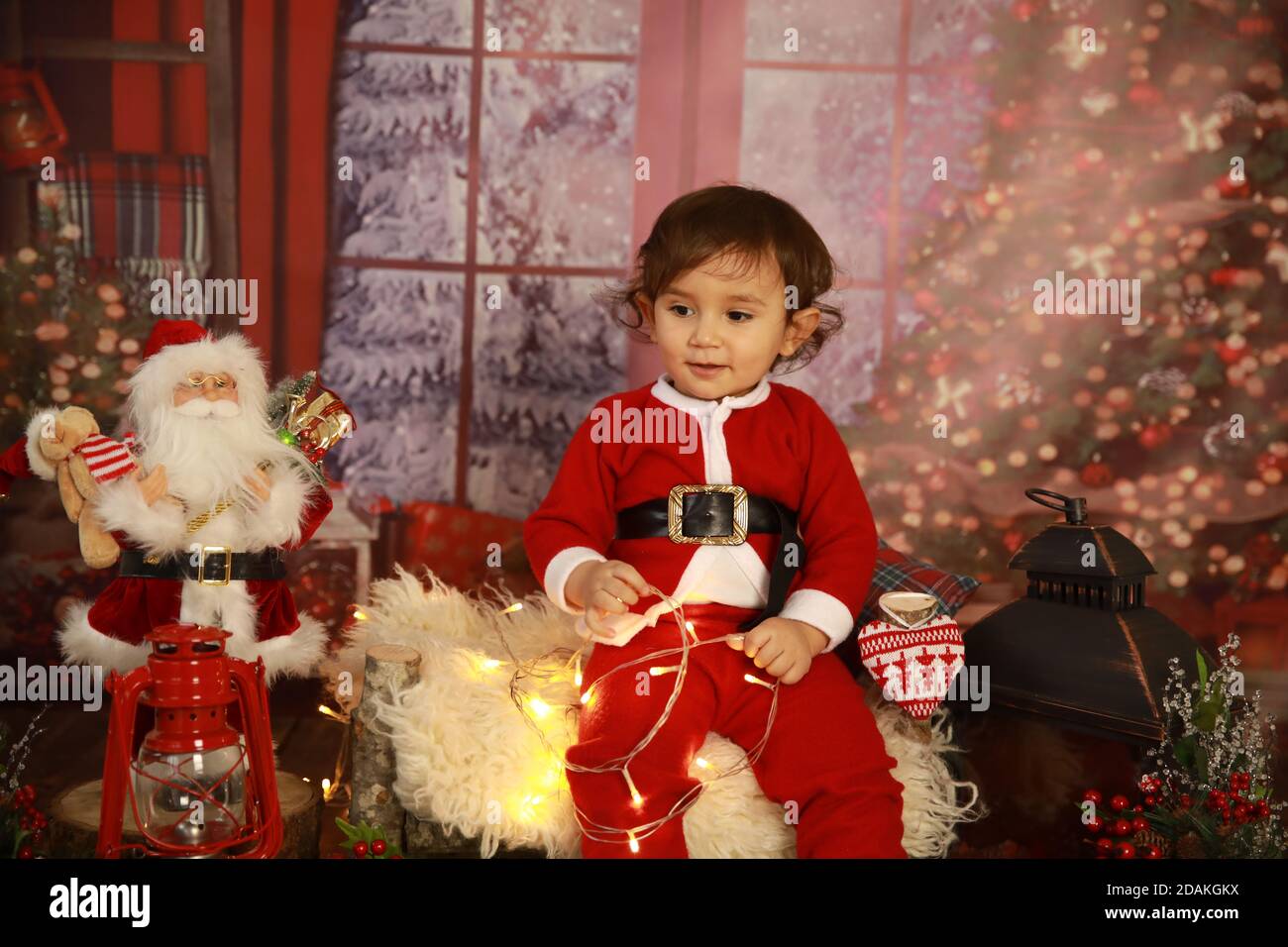 Enfant en costume du Père Noël, Noël, bonne année 2021 Banque D'Images