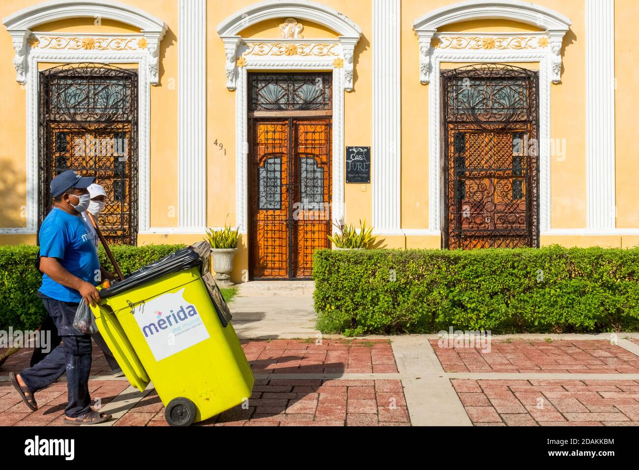 Les employés de la ville nettoyant Paseo Montejo, Merida pendant la pandémie Covid-19, au Mexique Banque D'Images