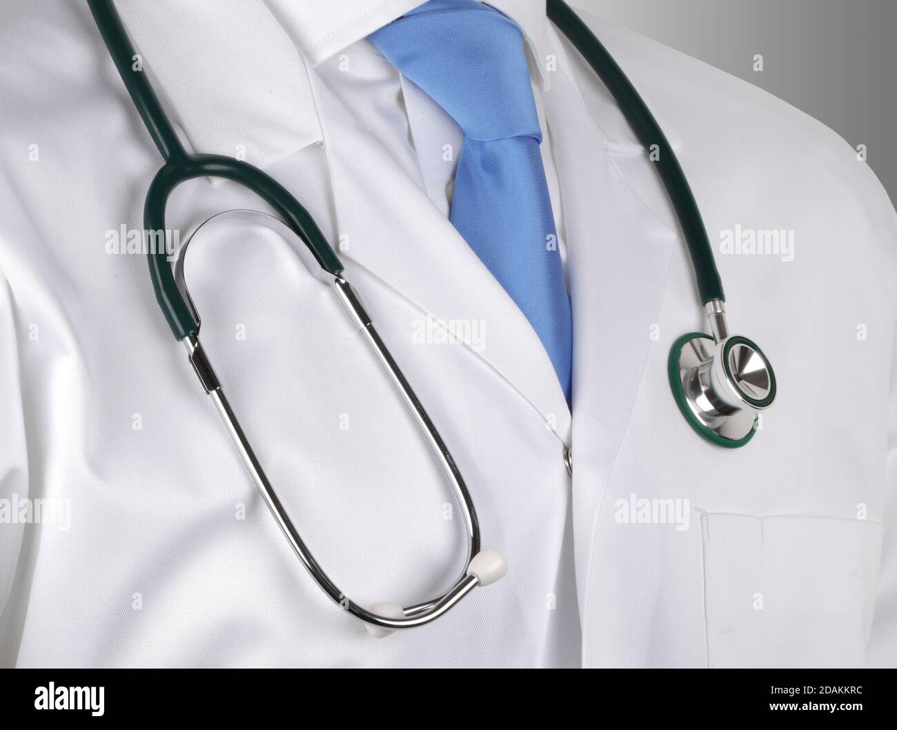 Medecin homme debout en blouse Banque de photographies et d'images à haute  résolution - Alamy