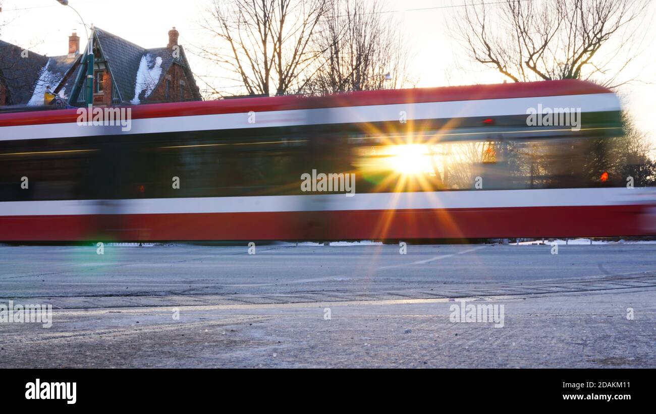 Le soleil d'hiver brille à travers la fenêtre du tramway en hiver Banque D'Images