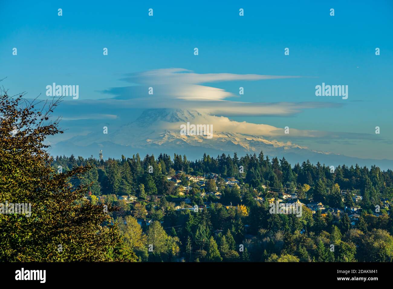 Des nuages en forme de soucoupe survolent le mont Rainier dans l'État de Washington. Banque D'Images