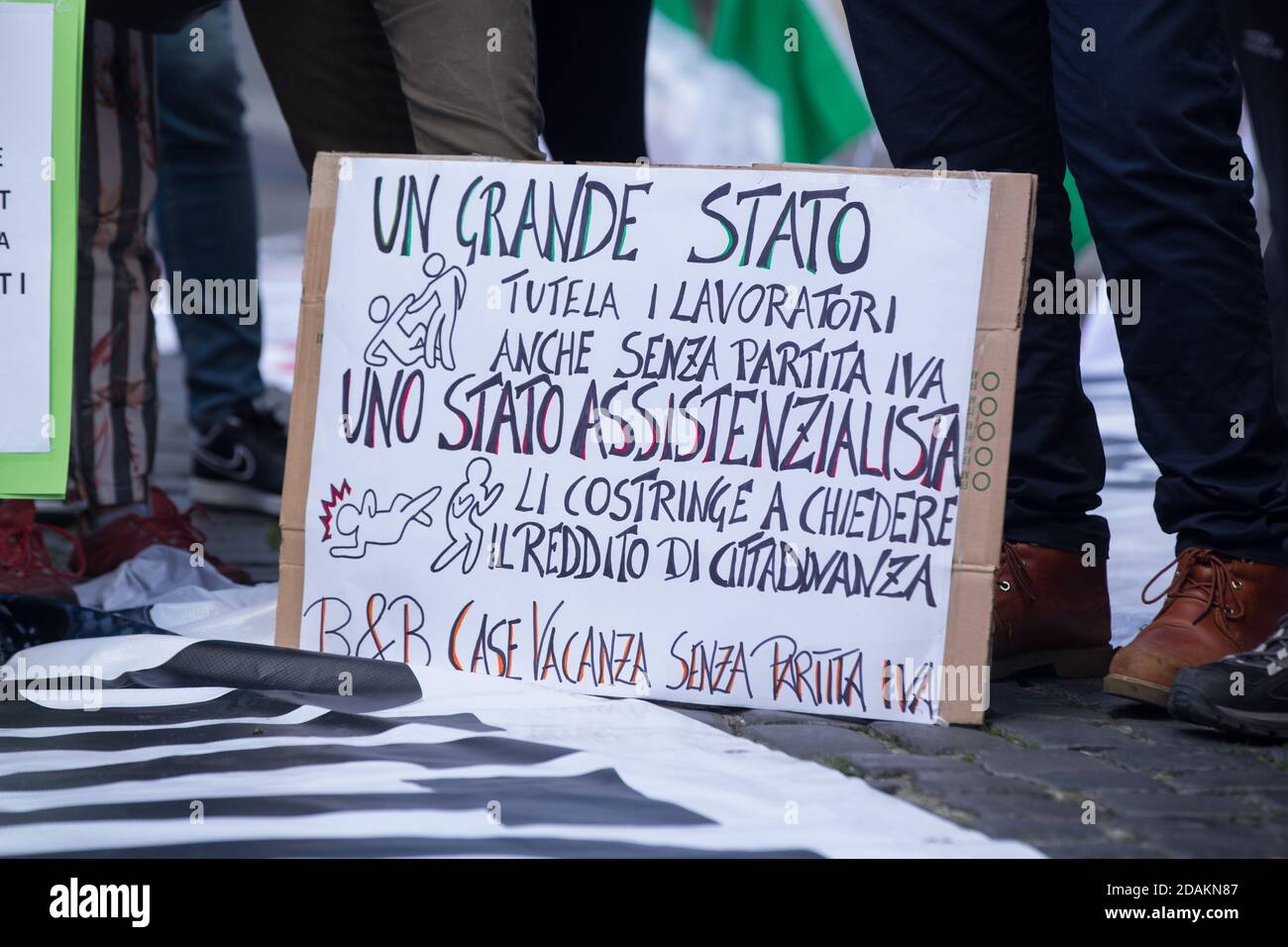 Rome, Italie. 13 novembre 2020. Manifestation devant le Panthéon à Rome organisée par le groupe des restaurateurs de Toscane avec TNI-Tutela Nazionale Imprese (photo de Matteo Nardone/Pacific Press) Credit: Pacific Press Media production Corp./Alay Live News Banque D'Images