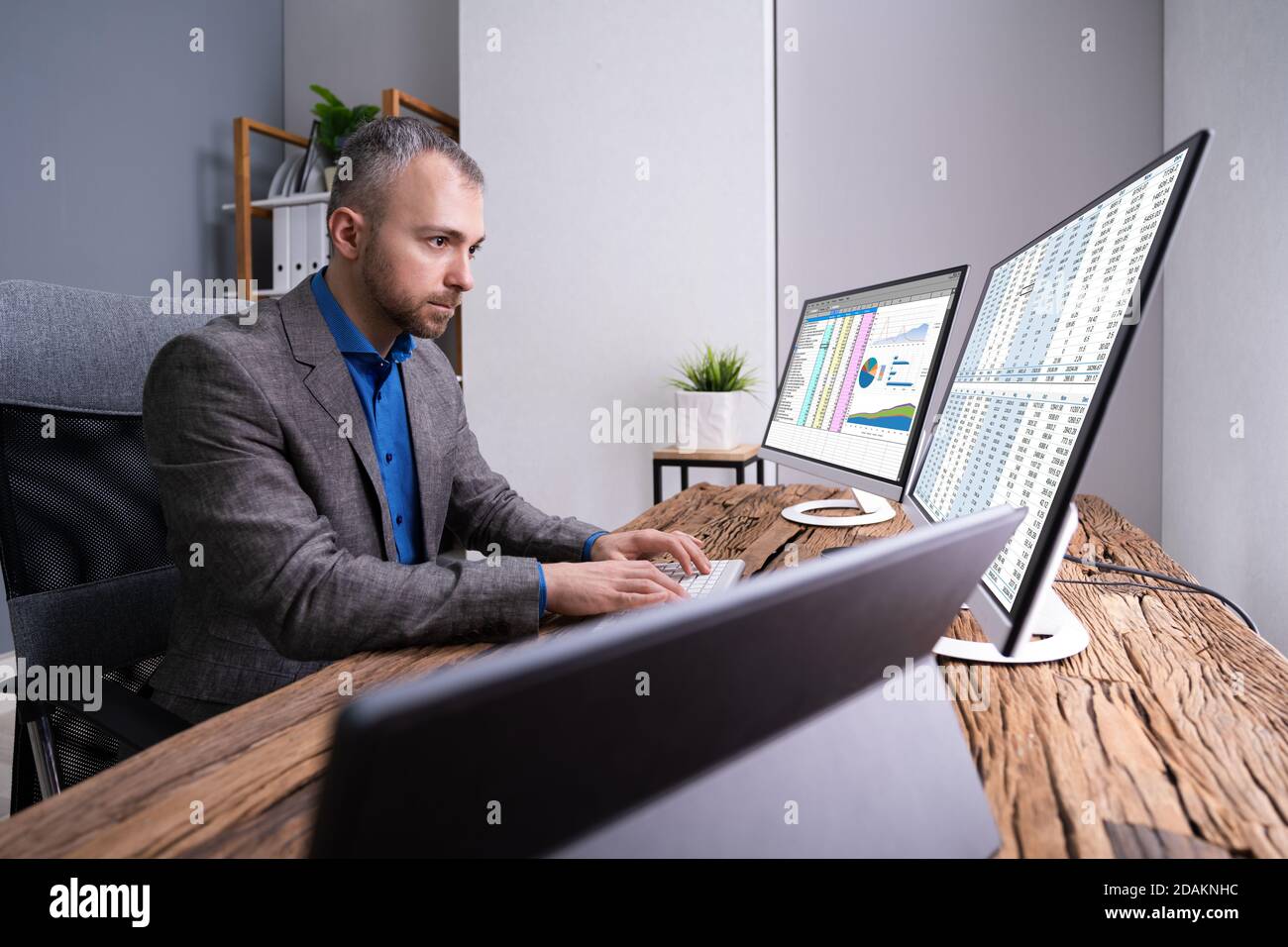 Employé analyste travaillant avec la feuille de calcul sur ordinateur Banque D'Images