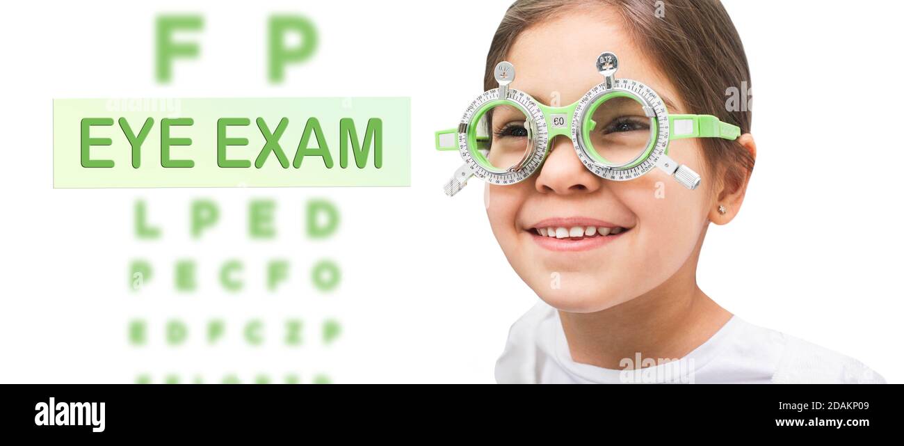 Test oculaire et examen oculaire pour enfant. Petite fille ayant un contrôle visuel, portant des lunettes spéciales. Diagnostic visuel Banque D'Images