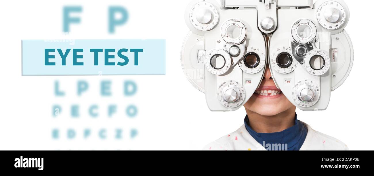 Test oculaire et examen oculaire pour enfant. Petite fille ayant un contrôle visuel, avec le phoropter. Test oculaire pour les enfants Banque D'Images
