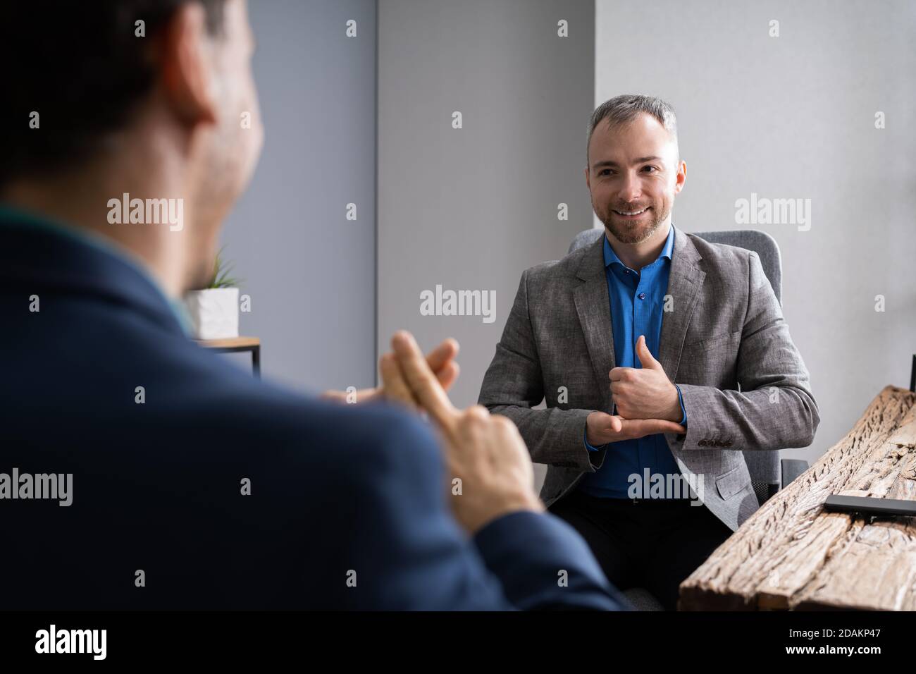 Apprentissage de la langue des signes pour les sourds et les handicapés Banque D'Images