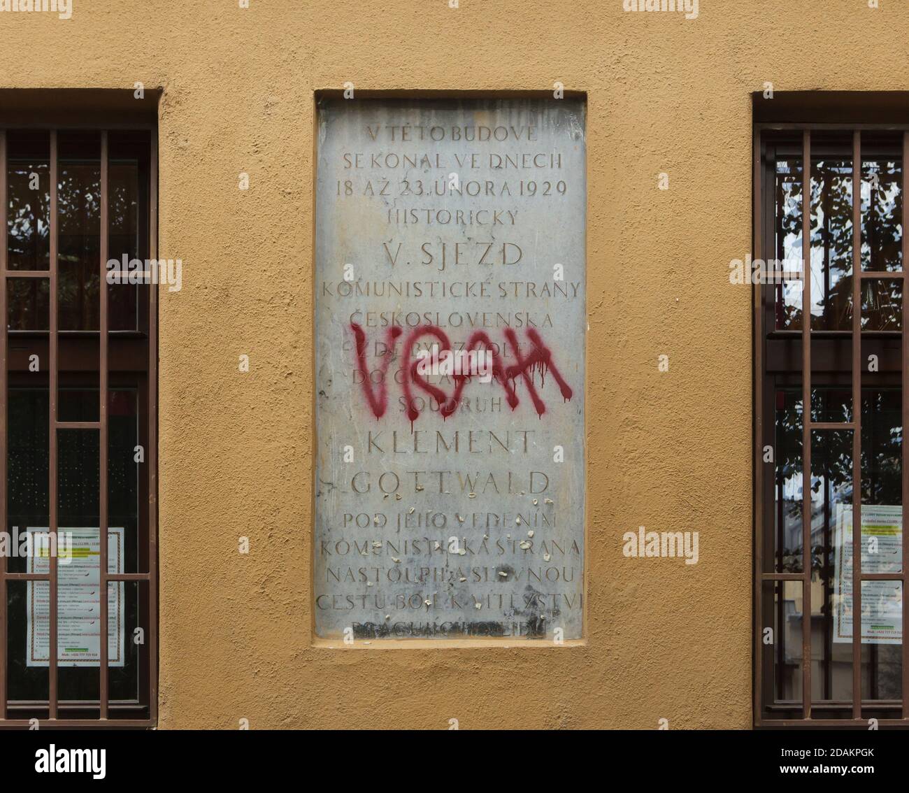 Plaque commémorative dédiée au Klement Gottwald vandalisée par l'inscription rouge sanglante 'Murderer' dans le quartier de Holešovice à Prague, République tchèque. Klement Gottwald a été le premier président communiste de la Tchécoslovaquie. Le texte en tchèque dit que Klement Gottwald a été élu dans cette maison pour être un chef du Parti communiste de Tchécoslovaquie en février 1929. La plaque commémorative de la rue Na Maninách est le dernier exemple de propagande monumentale communiste à Prague qui survit encore après l'effondrement du régime communiste en 1989. L'inscription rouge et sanglante 'Surderer' ('Vrah' en tchèque Banque D'Images