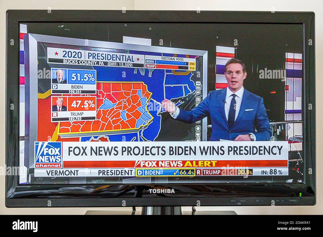 TV câble télévision écran moniteur 2020 des résultats des élections présidentielles américaines, Joe Biden Donald Trump votes populaire du collège électoral nombre de votes populaires, Fox News pr Banque D'Images
