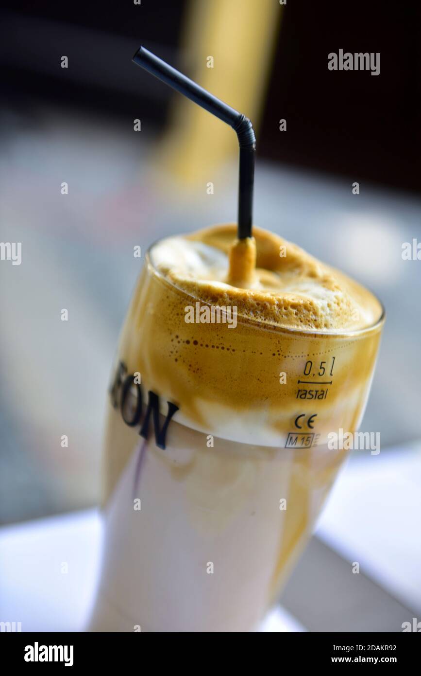 Verre de café glacé avec paille Banque D'Images