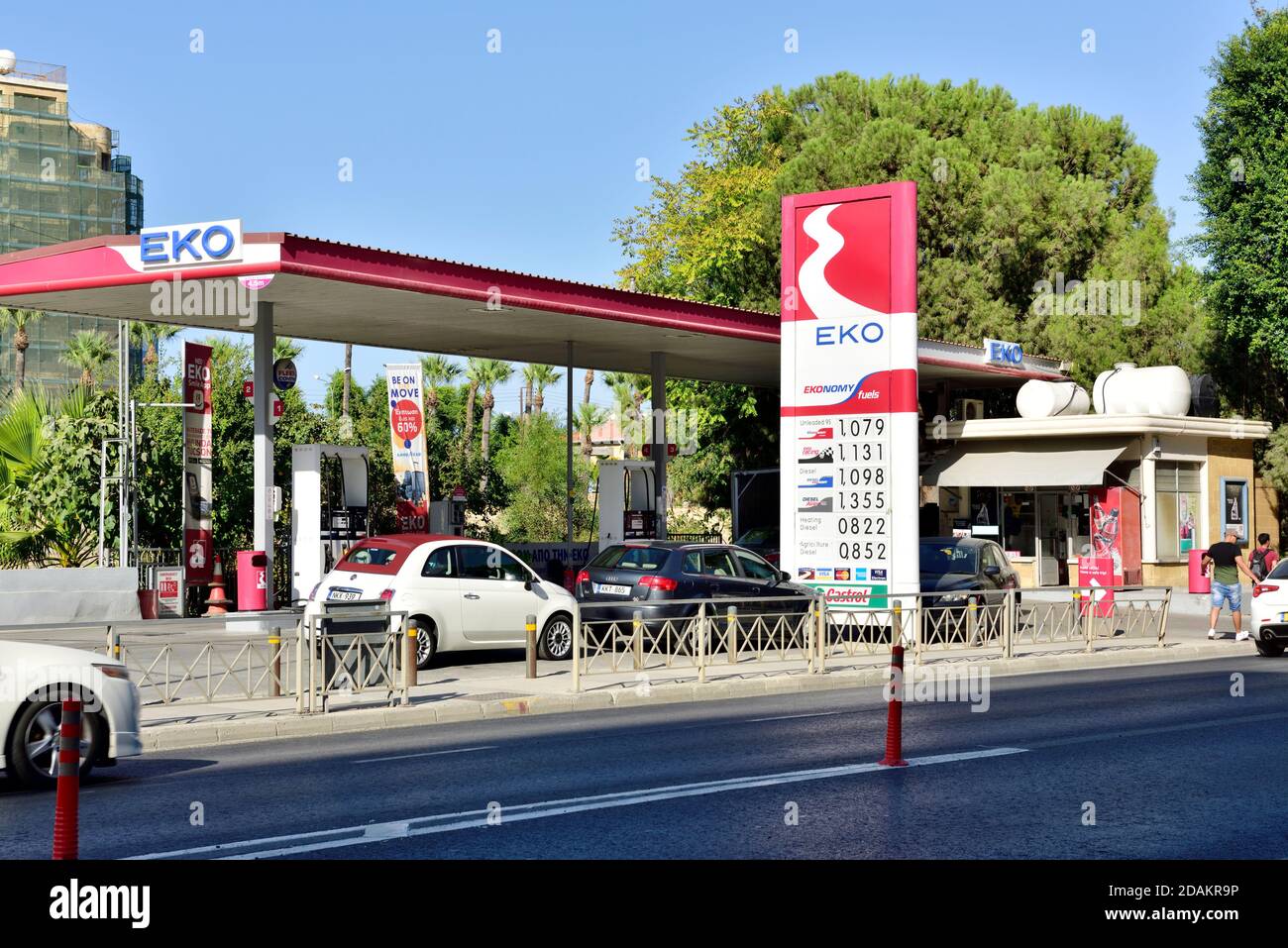 EKO essence, essence, station avec voitures qui se fait du carburant, Nicosie, Chypre Banque D'Images