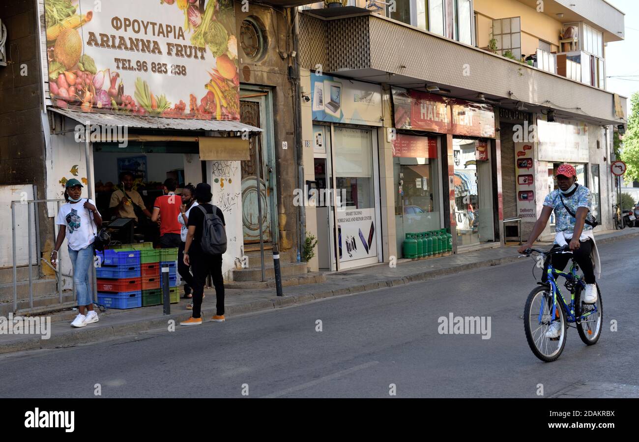 Scène de rue dans la vieille ville de Nicosie, Chypre avec épicier vert local Banque D'Images