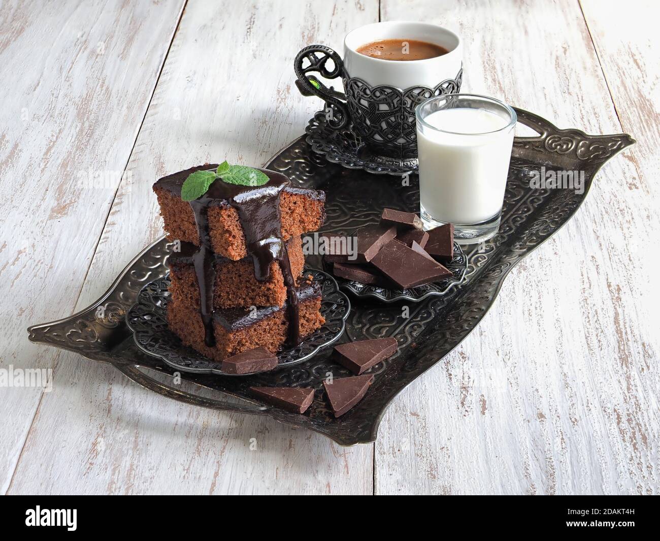 Brownies Sur Un Plateau Avec Lait Et Une Tasse De Cafe Oriental Le Ramadan Est Un Arriere Plan Gastronomique Photo Stock Alamy Brownies Sur Un Plateau Avec Lait Et Une Tasse De Cafe Oriental Le Ramadan Est Un Arriere Plan Gastronomique Photo Stock Alamy