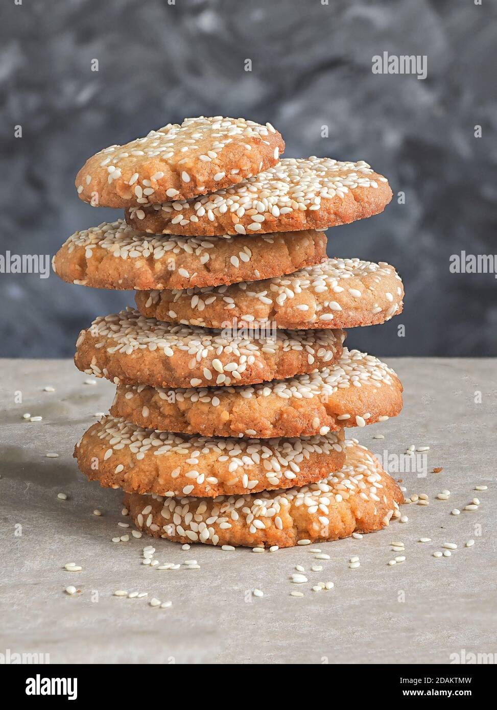 Biscuits de Vegan Tahini faits maison dans la pile. Gros plan. Banque D'Images