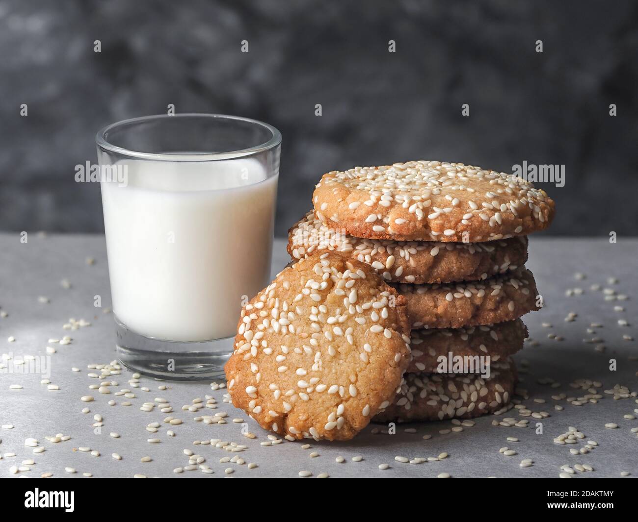 Biscuits de Vegan Tahini faits maison en pile avec un verre de lait. Banque D'Images