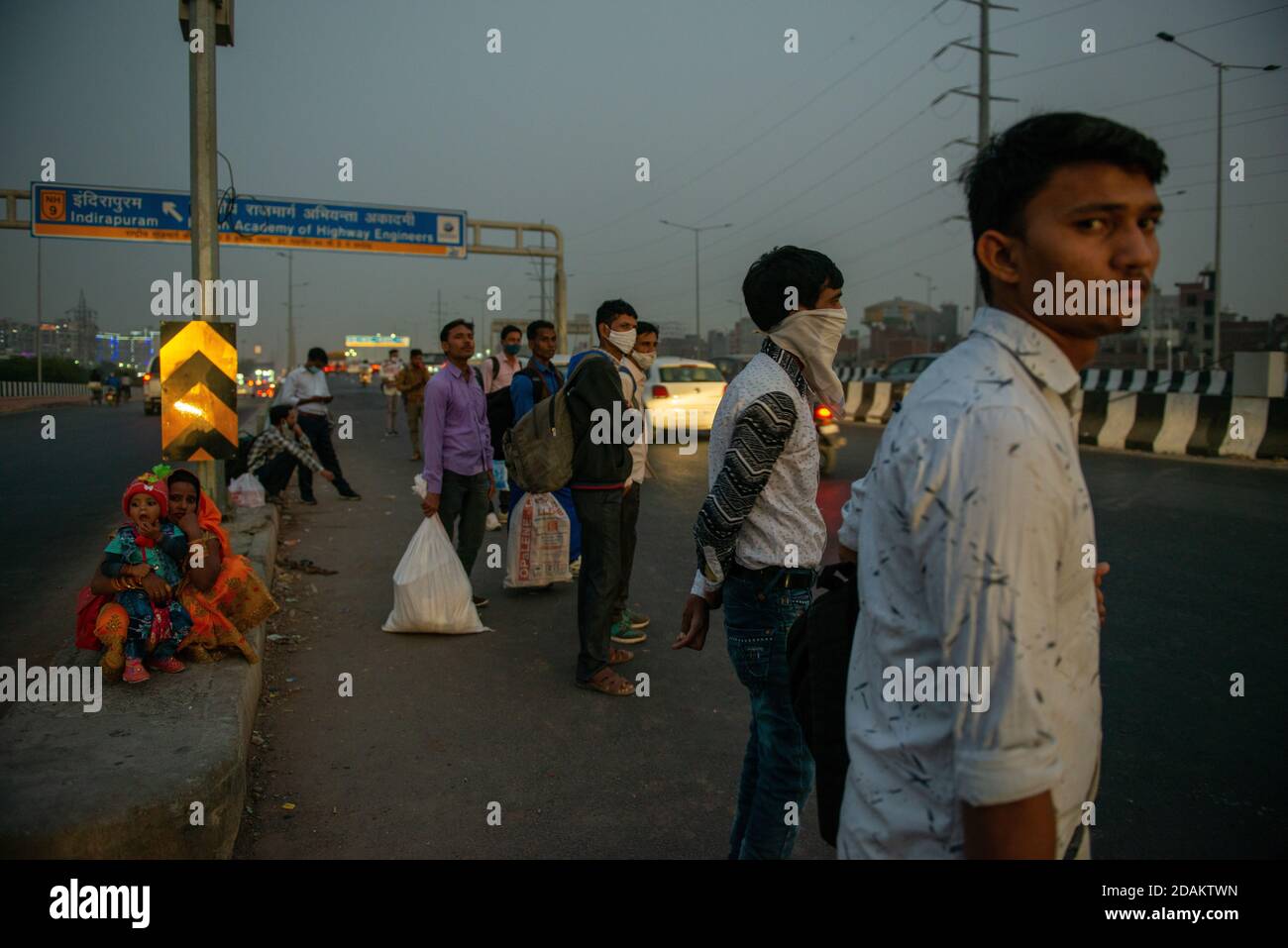 Les travailleurs migrants attendent les bus jusqu'au soir avant les célébrations de Diwali.UN festival majeur dans la religion hindoue, la plupart des gens veulent célébrer Diwali avec la famille pour qu'ils doivent rentrer chez eux. Actuellement, les trains ne sont pas entièrement opérationnels et les gens voyagent en bus. Banque D'Images