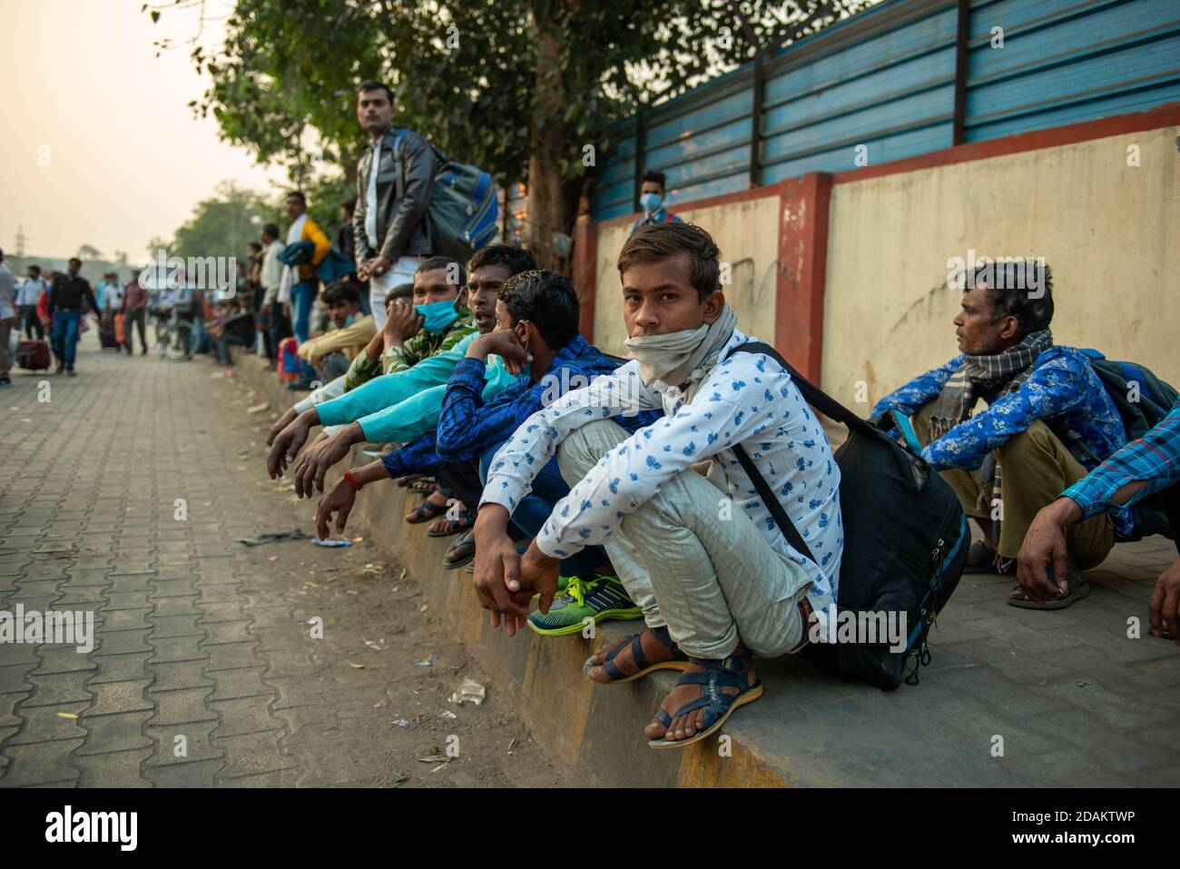 Les travailleurs migrants attendent les bus avant les célébrations de Diwali.UN festival majeur de religion hindoue, la plupart des gens veulent célébrer Diwali avec leur famille pour qu'ils doivent rentrer chez eux. Actuellement, les trains ne sont pas entièrement opérationnels et les gens voyagent en bus. Banque D'Images