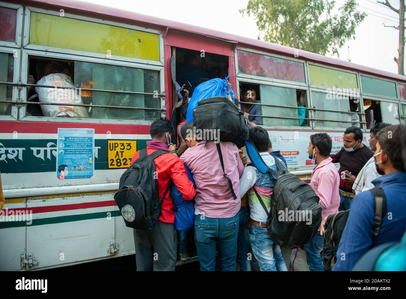 Les migrants embarquant dans un bus avant les célébrations de Diwali.UN festival majeur dans la religion hindoue, la plupart des gens veulent célébrer Diwali avec la famille pour qu'ils doivent rentrer chez eux. Actuellement, les trains ne sont pas entièrement opérationnels et les gens voyagent en bus. Banque D'Images