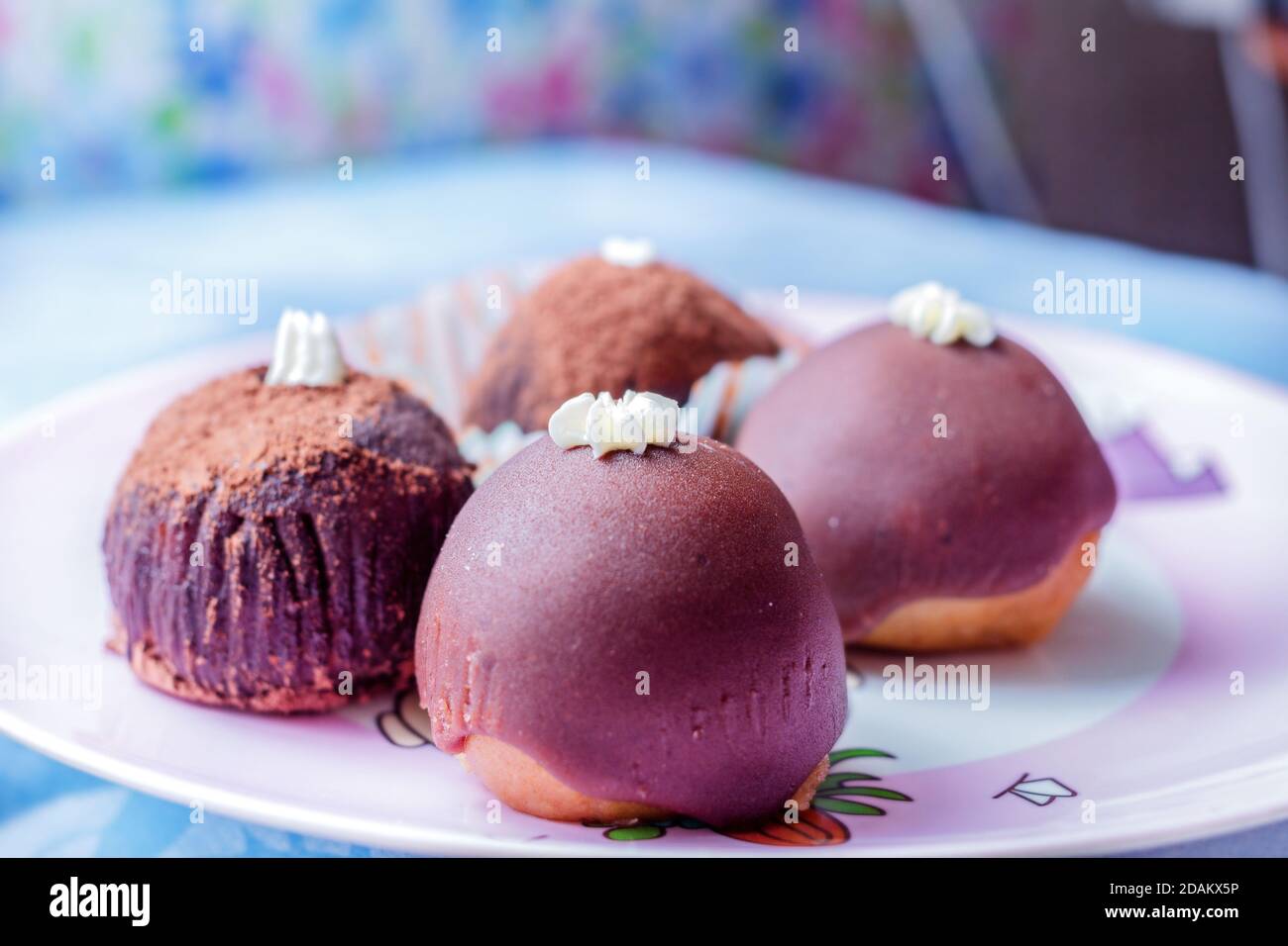 Délicieux petit déjeuner composé de jolis gâteaux au chocolat frais Banque D'Images